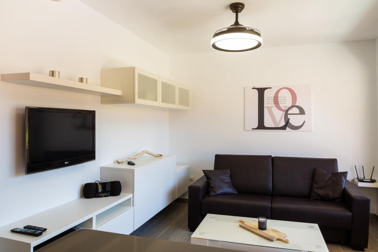 Casa Lucien - Newly Refurbished Apartment With Swimming Pool - Ideal For Couples คอร์ราเลโฮ ภายนอก รูปภาพ