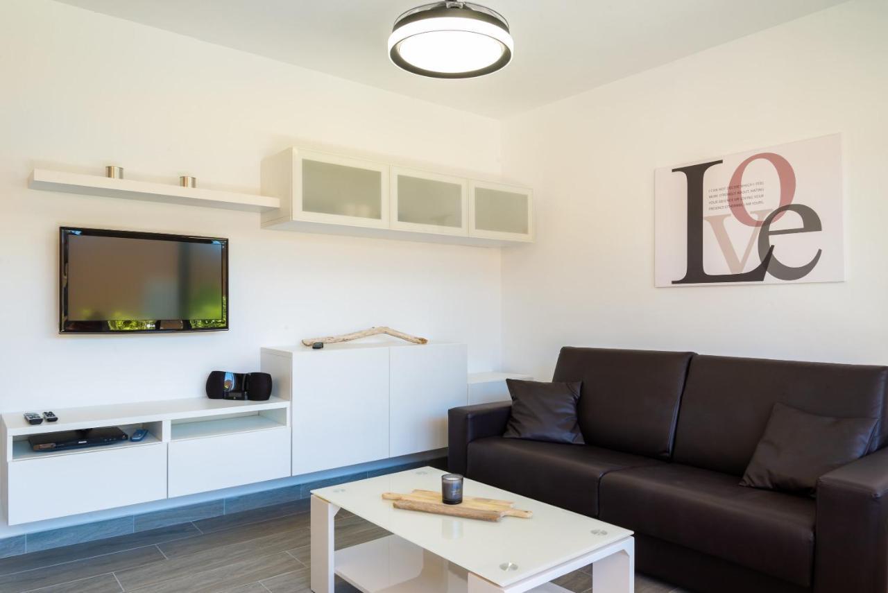 Casa Lucien - Newly Refurbished Apartment With Swimming Pool - Ideal For Couples คอร์ราเลโฮ ภายนอก รูปภาพ