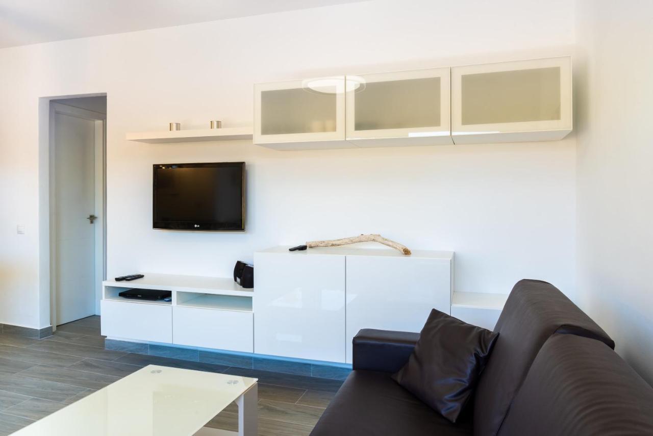 Casa Lucien - Newly Refurbished Apartment With Swimming Pool - Ideal For Couples คอร์ราเลโฮ ภายนอก รูปภาพ